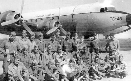 La foto de los cadetes antes de subir al TC-48 en su Viaje Final de Instrucción de la promoción N°31 de la Escuela Aviación Militar