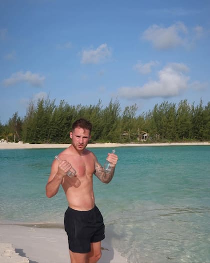 La foto de Mac Allister con dos botellas que causó un sinfín de chicanas por parte de sus compañeros de la selección argentina