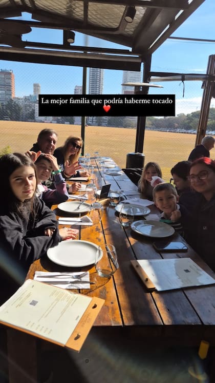 La foto de Magnolia y Amancio con su familia materna que compartió Suárez desde Estambul