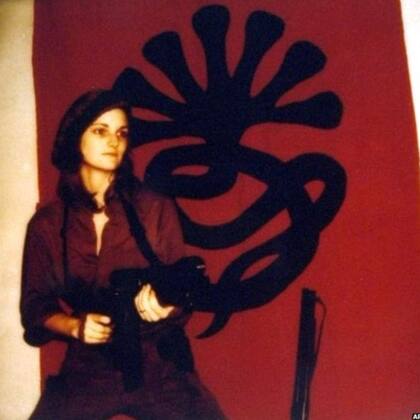 La foto de Patty convertida en guerrillera, con la bandera del SLA a sus espaldas, recorrió el mundo y soprendió a todos, en especial a los padres de la muchacha