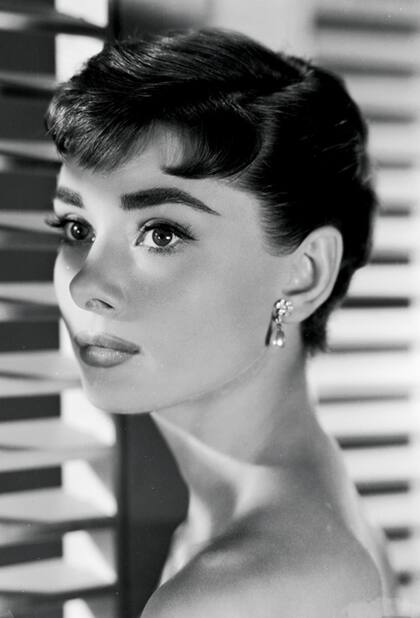 La foto de promoción de Sabrina, la película de 1954 con vestuario de Hubert de Givenchy que la convirtió en símbolo de elegancia y sofisticación