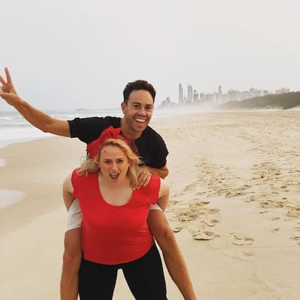 La foto de Rebel Wilson y su amigo Sam Kennedy tomada en enero de 2020 en las playas de Florida