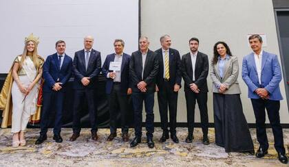 La foto de rigor con el ganador del remate del primer lote de trigo