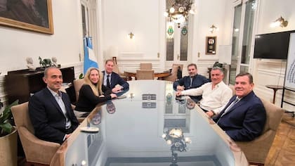 La foto de Ritondo, Montenegro y Santilli con Karina Milei y su armador bonaerense, Sebastián Pareja