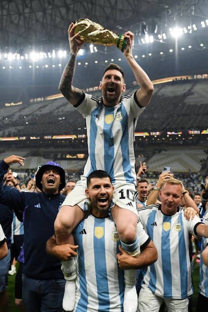 La foto de Sergio Agüero mientras lleva en andas a Lionel Messi fue la segunda con la Copa del Mundo, tras la conquista en Qatar