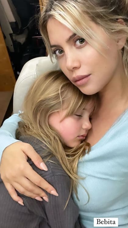 La foto de Wanda Nara con su hija menor, Francesca, regresando a París en un avión privado el lunes 18 por la tarde