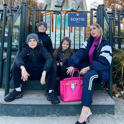 La foto de Wanda Nara con sus hijos que llamó la atención por el insólito detalle de su cartera