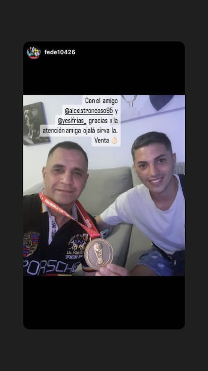 La foto del comprador de la remera y la medalla del campeón del mundo
