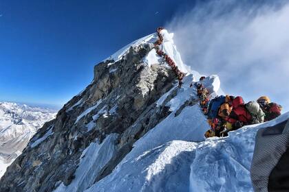 La foto del embotellamiento rumbo a la cima del Everest, del pasado 22 de mayo.