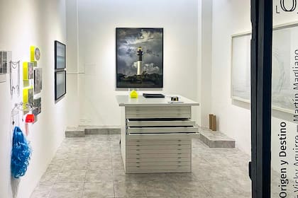 La foto del faro, en Galería Koru (Central Affaire).