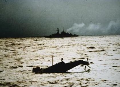 La foto del Sea King destruido, en el Mar argentino, en mayo de 1982