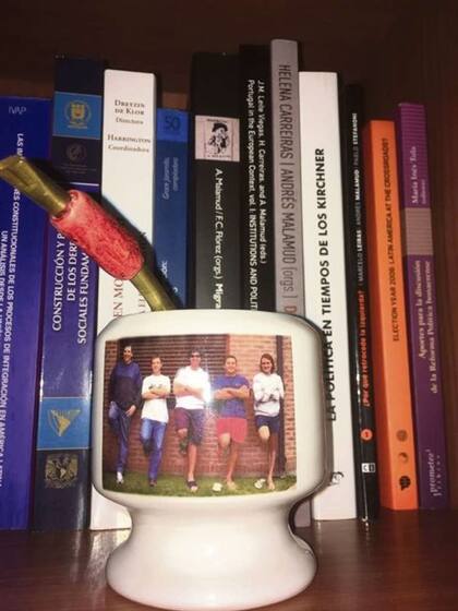 LA FOTO. "El mate, los cinco de la imagen y los libros del fondo simbolizan mi país, mis amigos de Olavarría y mi trabajo -describe Malamud-. Además, algunos de esos libros están escritos en coautoría con mi mujer".