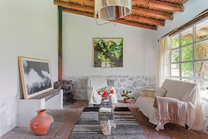 La foto en blanco y negro es obra de Lucio Boschi, En el fondo, una foto de la serie "De la Selva", de Guadalupe Miles.