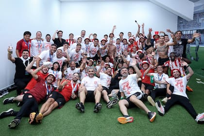 La foto en la intimidad de todo el plantel de Estudiantes luego de ser campeón en el Clausura 2025 tras ganarle la final a Racing por penales