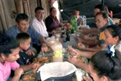 La foto en la que aparece Loan almorzando junto a familiares y conocidos de la familia, antes de su desaparición