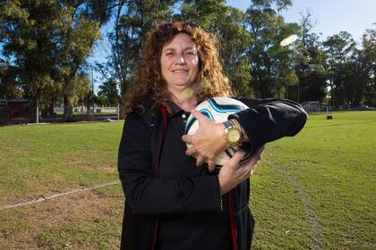 La foto encontrada por Bettina es un caso testigo de que las mujeres jugaban en espacios públicos a mediados del siglo XX