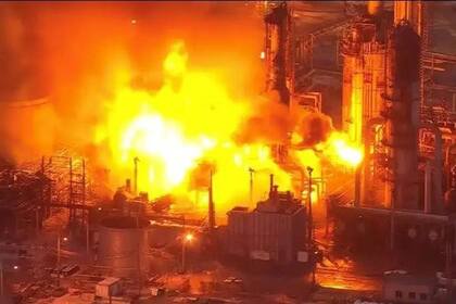 Esta imagen es de la explosión de una refinería de gas en Filadelfia, EE.UU.