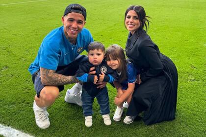 La foto familiar de Enzo Fernández con Valu Cervantes y sus dos hijos: Benjamín y Olivia