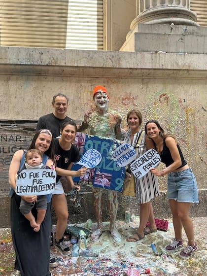 La foto familiar de Facundo Bruera, quien se recibió como abogado