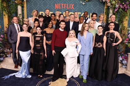 La foto familiar de los Bridgerton y sus amigos junto a Ted Sarandos, el responsable de contenido de Netflix y el equipo de producción liderado por Shonda Rhimes