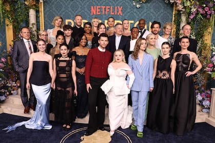 La foto familiar de los Bridgerton y sus amigos junto a Ted Sarandos, el responsable de contenido de Netflix y el equipo de producción liderado por Shonda Rhimes