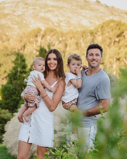 La foto familiar de los Mónaco con las sierras de Tandil detrás