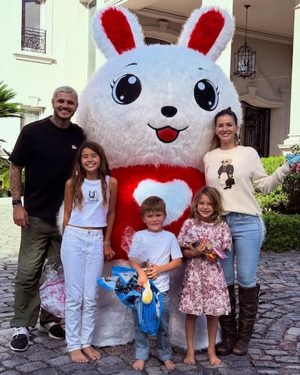La foto familiar de Pascuas con el conejo gigante