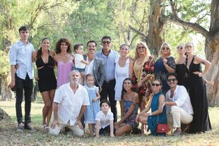 La foto familiar. De pie, de izquierda a derecha: Francisco y Valeria Repetto –hermanos de Juana–, Florencia Raggi, Sebastián con Belisario en brazos, Reina Reech, Norma Süller –mamá del novio–, Bárbara y Yamila Graviotto –hermanas de Sebastián–. Abajo: Eddie Graviotto padre del novio– junto a la hija de Sebastián, Toribio, Renata Repetto, Delfina Villagra y su novio Bautista Lena –hermano de Juana–.