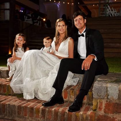 La foto familiar del día de su casamiento con Ezequiel Dequino, también tenista cordobés (Archivo Clarisa Fernández)