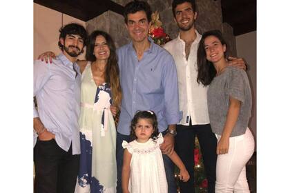 La foto familiar en la que posan Isabel Macedo, Isabelita, Juan Manuel Urtubey y sus tres hijos: Mateo, Juana, Lucas