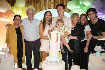 La foto familiar, la cumpleañera con sus abuelos Roberto García Moritán (padre) y Lucila Fernández Llanos. Carolina Ardohain, Roberto García Moritán (hijo) junto a su hermana Lucila García Moritán y Francisco García Moritán, tío y padrino de la cumpleañera