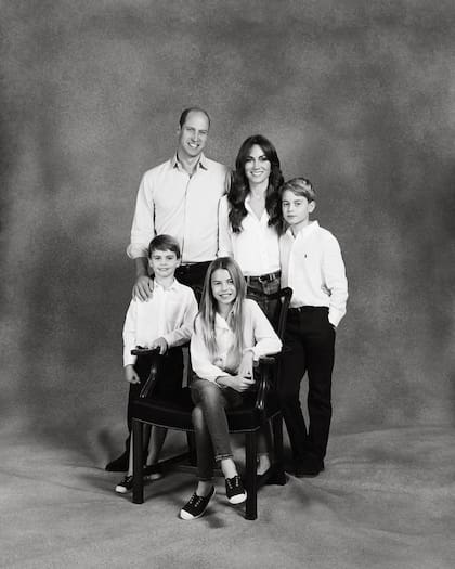 La foto familiar navideña 2023 de Guillermo, Kate, George, Louis y Charlotte (Foto: Instagram @princeandprincessofwales / Josh Shinner)