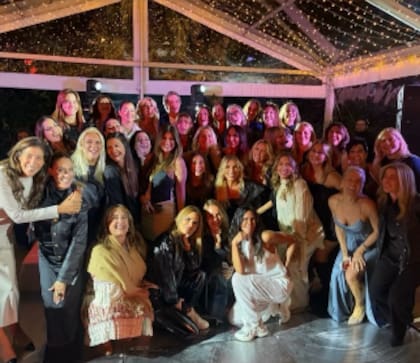 La foto grupal de la fiesta (Foto: Instagram @yanilatorre)