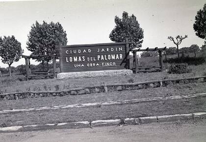La foto histórica de Ciudad Jardín muestra el cartel de FINCA, la empresa constructora que desarrolló el barrio 