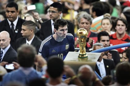 La foto histórica de Messi en la final de Brasil: mira de cerca a la Copa del Mundo tras la caída con Alemania