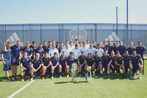 La foto institucional que se sacó Boca este jueves en el entrenamiento, con los trofeos conseguidos este año