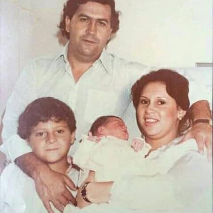 La foto íntima de Pablo Escobar Gaviria tras el nacimiento de su hija Manuela, en la ciudad de Panamá