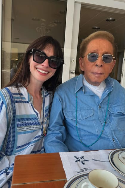 La foto junto a Valentino que la actriz posteó en su cuenta de Instagram a bordo de TM Blue. “Este barco significa para mí serenidad y relajación”, ha confesado el diseñador italiano. En sus travesías, además de invitados VIP, no faltan sus cinco perros carlinos –Molly, Margot, Maude, Maggie y Monty– ni los dos pomerania de Giammetti –Poppy y Blu–.