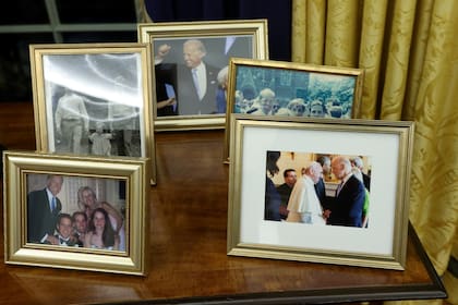 La foto junto al Papa que puso Biden en el Salón Oval