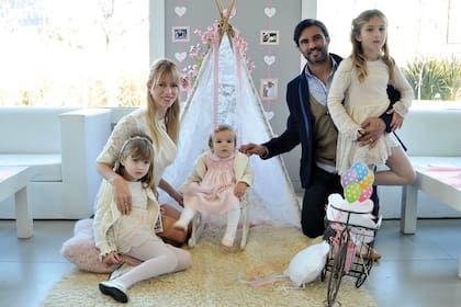 La foto más tierna: toda la familia Cubero-Neumann. Sisi en el centro, custodiada por su mamá, su papá y sus dos hermanas