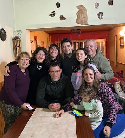 La foto más valiosa del álbum personal del bailarín Lucas Erni: con su familia en Santa Fe, durante el reencuentro de hace pocos meses, en sus últimas vacaciones