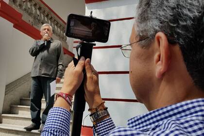 La foto muestra a César Yáñez, asesor del presidente electo de México, Andrés Manuel López Obrador, que lleva puesto un reloj Rolex mientras filma al presidente. Cuando se le preguntó sobre el reloj, Yáñez dijo que era un regalo de su futura esposa, una mujer de negocios.