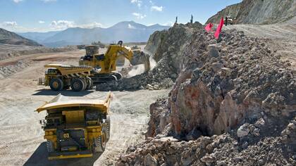 La foto muestra trabajos en una mina de Barrick Gold