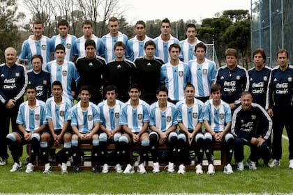 La foto oficial: ayer, en Ezeiza, la delegación argentina que pasado mañana viajará a Colombia