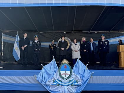La foto oficial del homenaje a policías caídos, el martes pasado, en el barrio de Belgrano, con Javier Milei en el centro del escenario y, en el extremo derecho, Victoria Villarruel ingresando