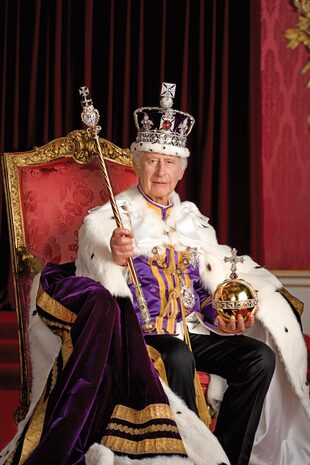 La foto oficial. El monarca posa en el trono, con su manto púrpura rematado con piel de armiño, el cetro en una mano y el orbe en la otra. Sobre su cabeza, la imponente corona de Estado.
