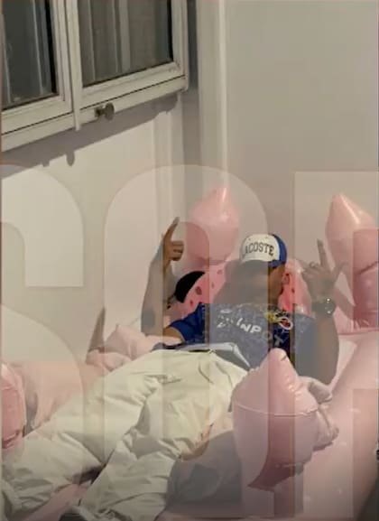 La foto polémica de L-Gante en la cama del camarín de la China Suárez durante el rodaje de En el barro