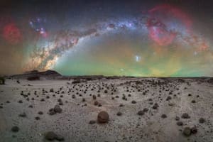 Fue premiado por una foto de la vía láctea que tomó desde el Valle de la Luna