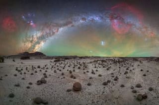 Fue premiado por una foto de la vía láctea que tomó desde el Valle de la Luna