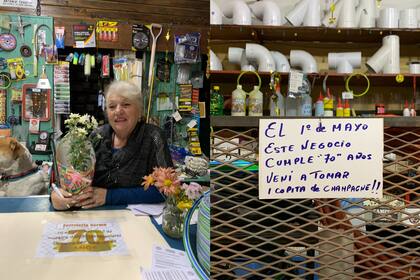 La foto que acompañó el tuit de Agustina: Norma festejando y con una sonrisa tras cumplir 70 años en su Ferretería